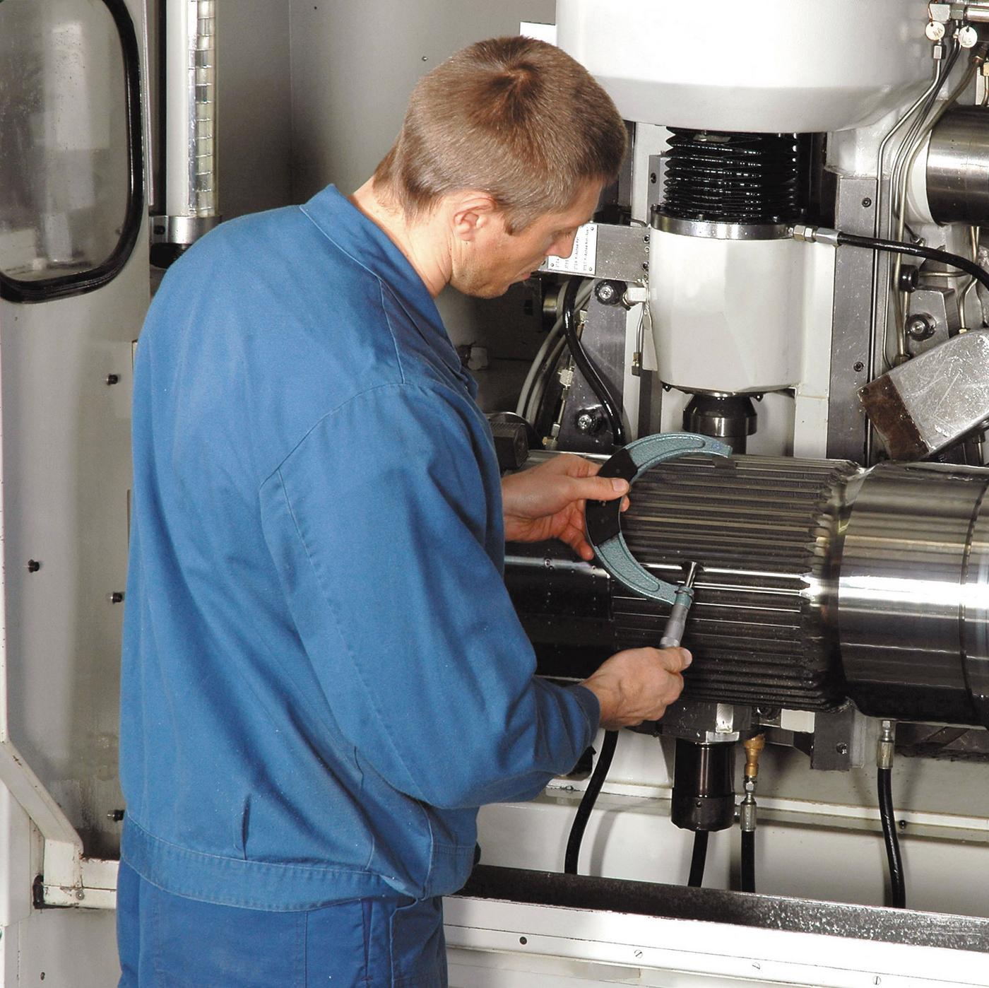 Überprüfung Fräsergebnis Mitarbeiter überprüft das Fräsergebnis in der Fräsmaschine